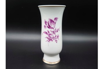 ドイツ製　Meissen(マイセン)　フラワーブーケ　三つ花シリーズ　高さ約18cm　バイオレットカラーの絵付けが上品なフラワーベース　(R-090975)