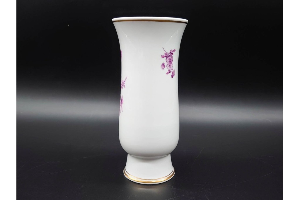 ドイツ製　Meissen(マイセン)　フラワーブーケ　三つ花シリーズ　高さ約18cm　バイオレットカラーの絵付けが上品なフラワーベース　(R-090975)