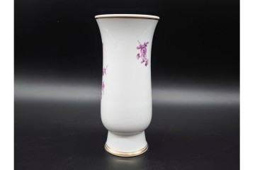 ドイツ製　Meissen(マイセン)　フラワーブーケ　三つ花シリーズ　高さ約18cm　バイオレットカラーの絵付けが上品なフラワーベース　(R-090975)