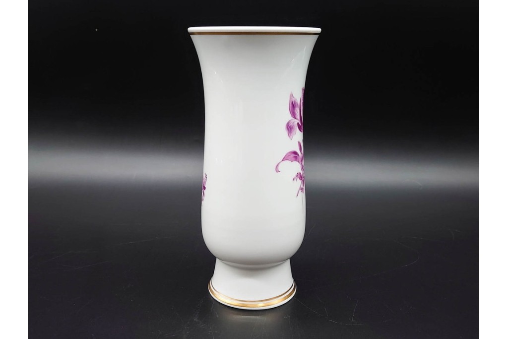ドイツ製　Meissen(マイセン)　フラワーブーケ　三つ花シリーズ　高さ約18cm　バイオレットカラーの絵付けが上品なフラワーベース　(R-090975)