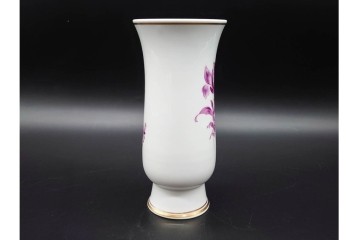 ドイツ製　Meissen(マイセン)　フラワーブーケ　三つ花シリーズ　高さ約18cm　バイオレットカラーの絵付けが上品なフラワーベース　(R-090975)