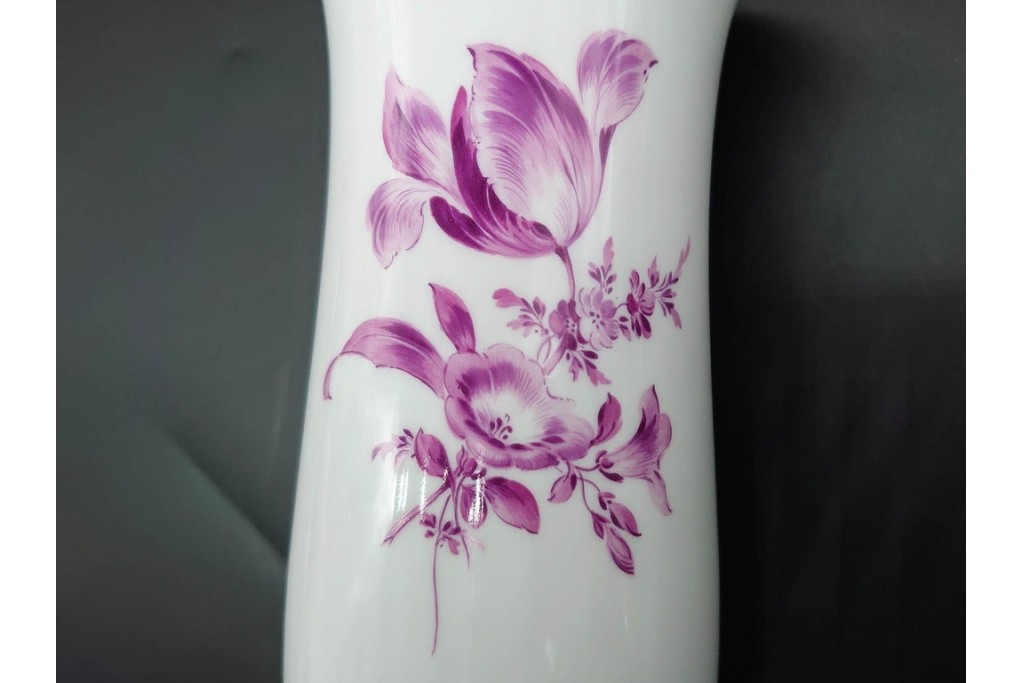 ドイツ製　Meissen(マイセン)　フラワーブーケ　三つ花シリーズ　高さ約18cm　バイオレットカラーの絵付けが上品なフラワーベース　(R-090975)