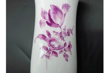 ドイツ製　Meissen(マイセン)　フラワーブーケ　三つ花シリーズ　高さ約18cm　バイオレットカラーの絵付けが上品なフラワーベース　(R-090975)