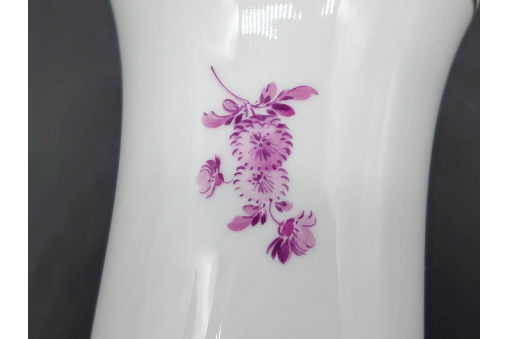 ドイツ製　Meissen(マイセン)　フラワーブーケ　三つ花シリーズ　高さ約18cm　バイオレットカラーの絵付けが上品なフラワーベース　(R-090975)