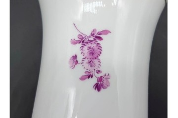 ドイツ製　Meissen(マイセン)　フラワーブーケ　三つ花シリーズ　高さ約18cm　バイオレットカラーの絵付けが上品なフラワーベース　(R-090975)
