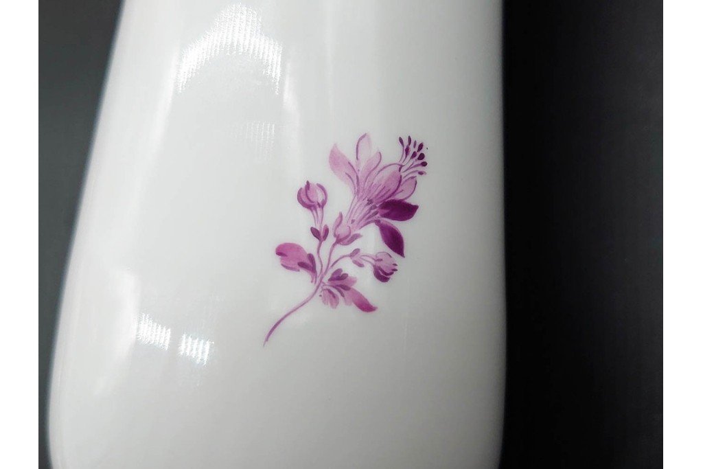 ドイツ製　Meissen(マイセン)　フラワーブーケ　三つ花シリーズ　高さ約18cm　バイオレットカラーの絵付けが上品なフラワーベース　(R-090975)