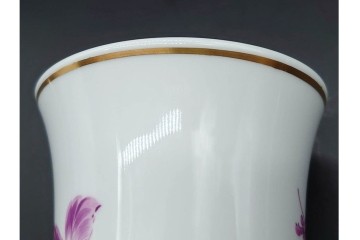 ドイツ製　Meissen(マイセン)　フラワーブーケ　三つ花シリーズ　高さ約18cm　バイオレットカラーの絵付けが上品なフラワーベース　(R-090975)