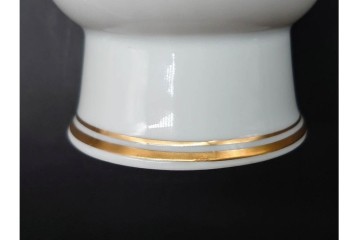 ドイツ製　Meissen(マイセン)　フラワーブーケ　三つ花シリーズ　高さ約18cm　バイオレットカラーの絵付けが上品なフラワーベース　(R-090975)