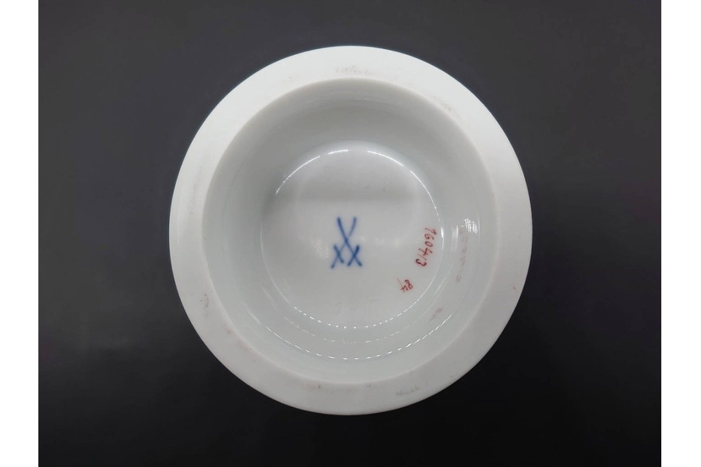ドイツ製　Meissen(マイセン)　フラワーブーケ　三つ花シリーズ　高さ約18cm　バイオレットカラーの絵付けが上品なフラワーベース　(R-090975)