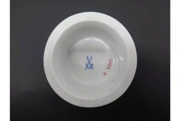 ドイツ製　Meissen(マイセン)　フラワーブーケ　三つ花シリーズ　高さ約18cm　バイオレットカラーの絵付けが上品なフラワーベース　(R-090975)