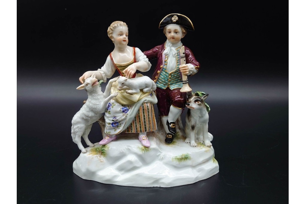 ドイツアンティーク　Meissen(マイセン)　羊飼いの男女と犬と羊(親子)を色鮮やかに表現したフィギュリン　(R-090976)