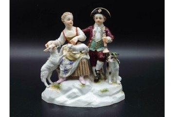 ドイツアンティーク　Meissen(マイセン)　羊飼いの男女と犬と羊(親子)を色鮮やかに表現したフィギュリン　(R-090976)