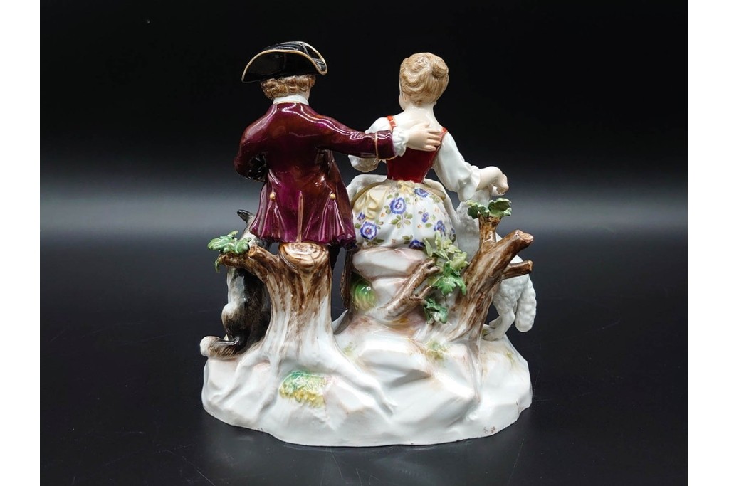 ドイツアンティーク　Meissen(マイセン)　羊飼いの男女と犬と羊(親子)を色鮮やかに表現したフィギュリン　(R-090976)