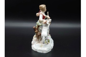 ドイツアンティーク　Meissen(マイセン)　羊飼いの男女と犬と羊(親子)を色鮮やかに表現したフィギュリン　(R-090976)
