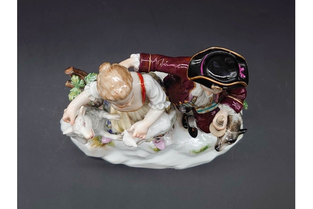ドイツアンティーク　Meissen(マイセン)　羊飼いの男女と犬と羊(親子)を色鮮やかに表現したフィギュリン　(R-090976)