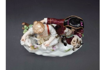 ドイツアンティーク　Meissen(マイセン)　羊飼いの男女と犬と羊(親子)を色鮮やかに表現したフィギュリン　(R-090976)