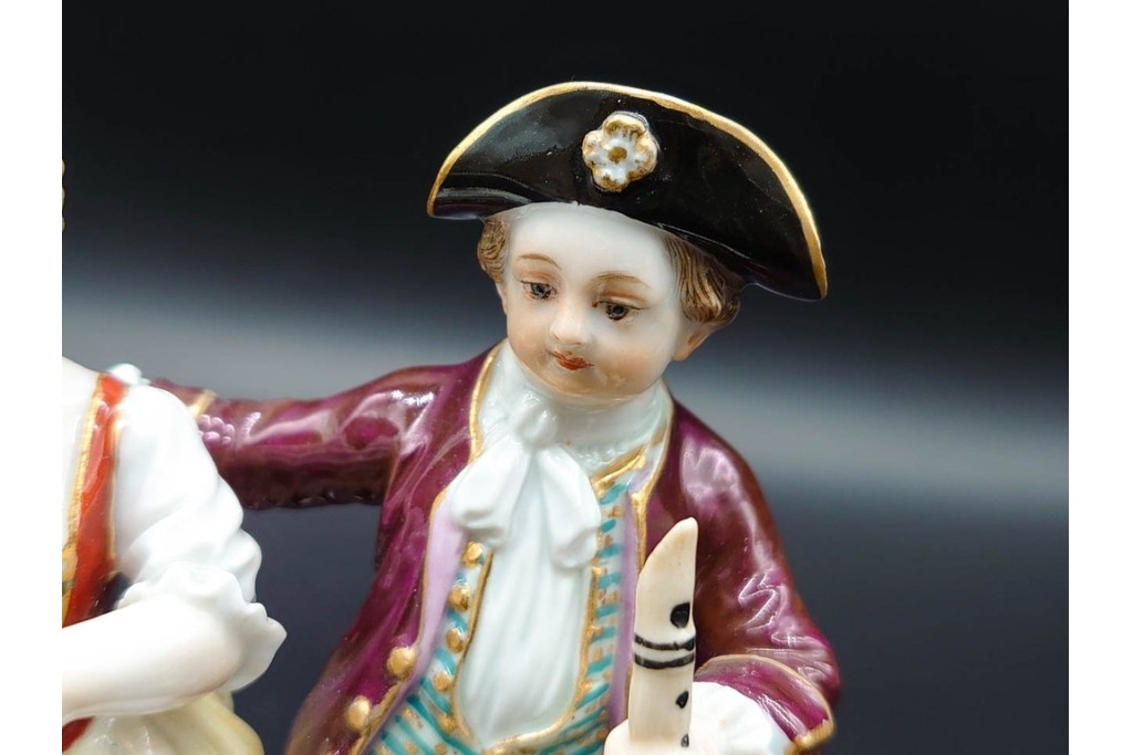 ドイツアンティーク　Meissen(マイセン)　羊飼いの男女と犬と羊(親子)を色鮮やかに表現したフィギュリン　(R-090976)