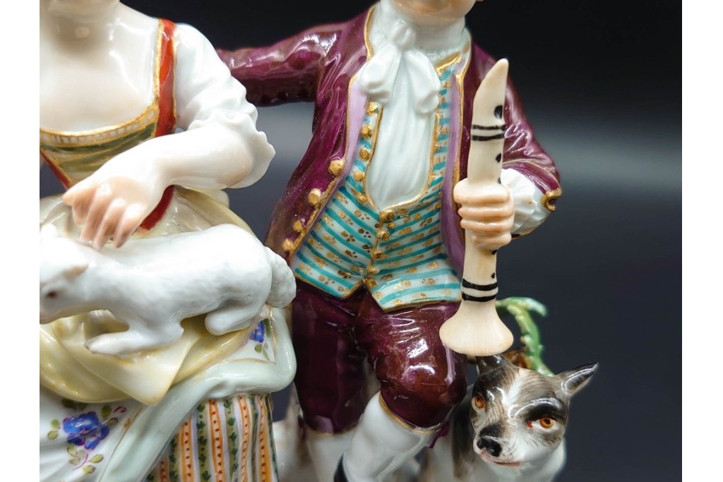 ドイツアンティーク　Meissen(マイセン)　羊飼いの男女と犬と羊(親子)を色鮮やかに表現したフィギュリン　(R-090976)