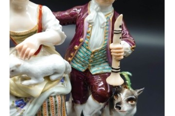 ドイツアンティーク　Meissen(マイセン)　羊飼いの男女と犬と羊(親子)を色鮮やかに表現したフィギュリン　(R-090976)