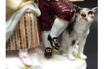 ドイツアンティーク　Meissen(マイセン)　羊飼いの男女と犬と羊(親子)を色鮮やかに表現したフィギュリン　(R-090976)