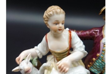 ドイツアンティーク　Meissen(マイセン)　羊飼いの男女と犬と羊(親子)を色鮮やかに表現したフィギュリン　(R-090976)