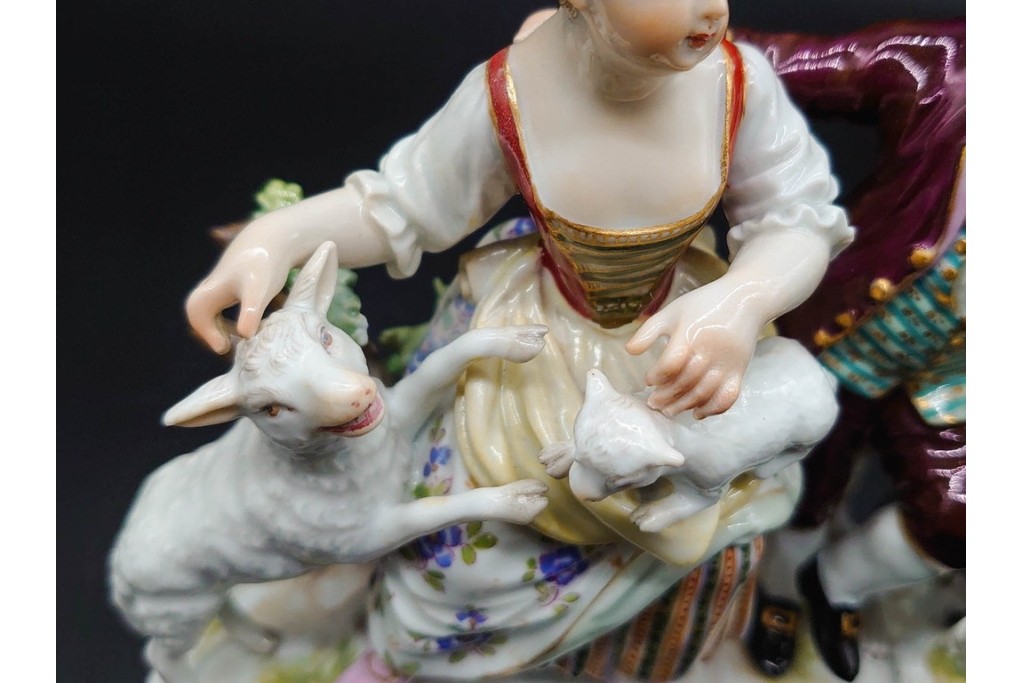 ドイツアンティーク　Meissen(マイセン)　羊飼いの男女と犬と羊(親子)を色鮮やかに表現したフィギュリン　(R-090976)