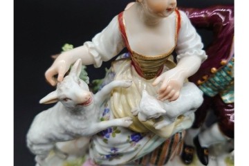 ドイツアンティーク　Meissen(マイセン)　羊飼いの男女と犬と羊(親子)を色鮮やかに表現したフィギュリン　(R-090976)