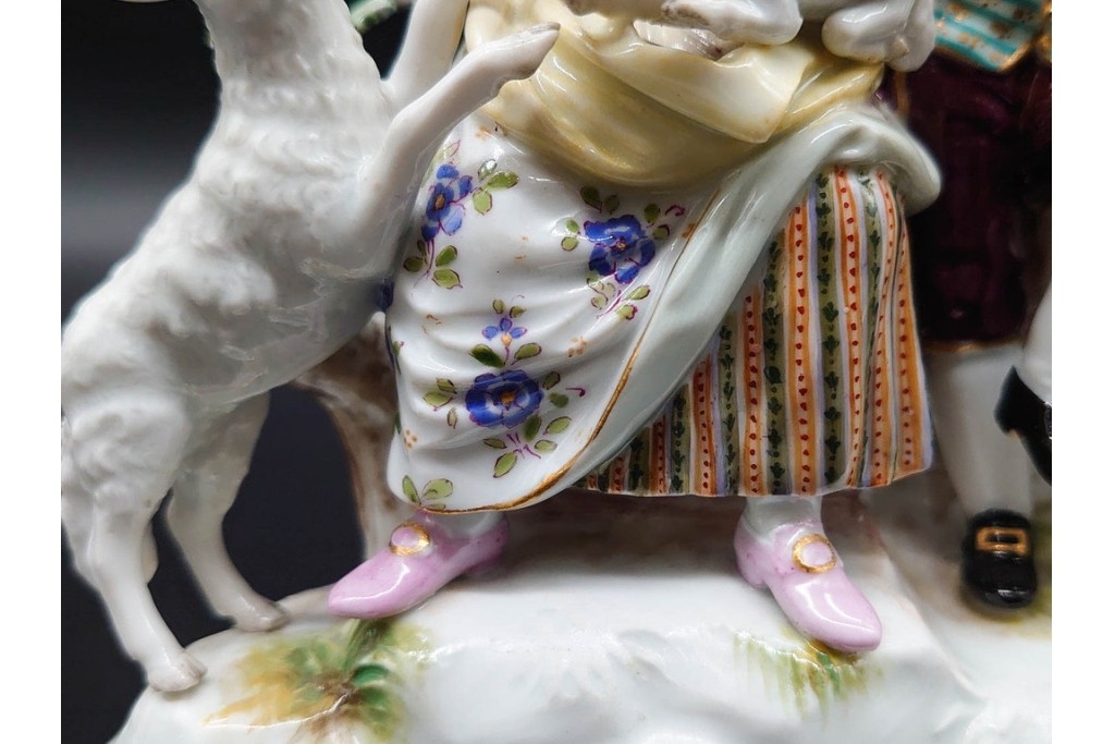 ドイツアンティーク　Meissen(マイセン)　羊飼いの男女と犬と羊(親子)を色鮮やかに表現したフィギュリン　(R-090976)