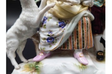 ドイツアンティーク　Meissen(マイセン)　羊飼いの男女と犬と羊(親子)を色鮮やかに表現したフィギュリン　(R-090976)