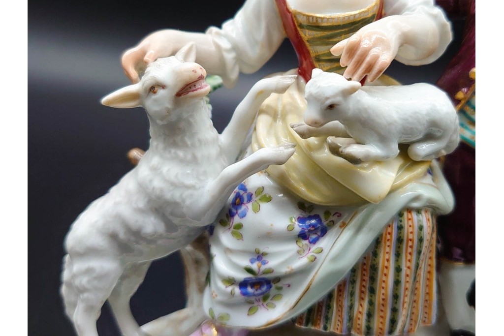 ドイツアンティーク　Meissen(マイセン)　羊飼いの男女と犬と羊(親子)を色鮮やかに表現したフィギュリン　(R-090976)