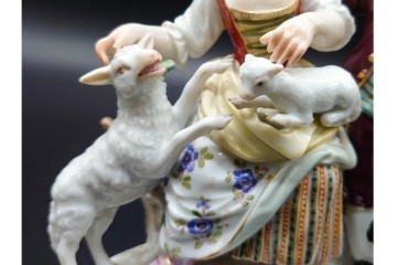 ドイツアンティーク　Meissen(マイセン)　羊飼いの男女と犬と羊(親子)を色鮮やかに表現したフィギュリン　(R-090976)
