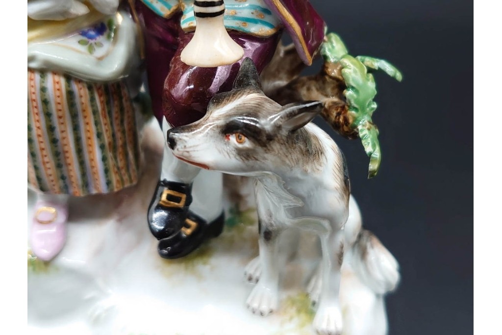 ドイツアンティーク　Meissen(マイセン)　羊飼いの男女と犬と羊(親子)を色鮮やかに表現したフィギュリン　(R-090976)