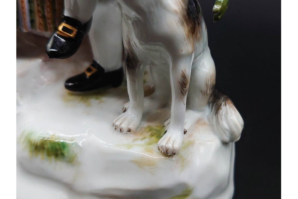 ドイツアンティーク　Meissen(マイセン)　羊飼いの男女と犬と羊(親子)を色鮮やかに表現したフィギュリン　(R-090976)