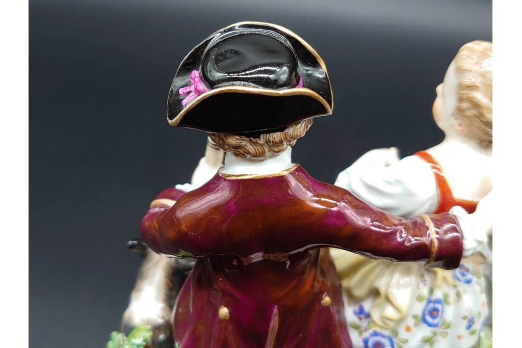 ドイツアンティーク　Meissen(マイセン)　羊飼いの男女と犬と羊(親子)を色鮮やかに表現したフィギュリン　(R-090976)