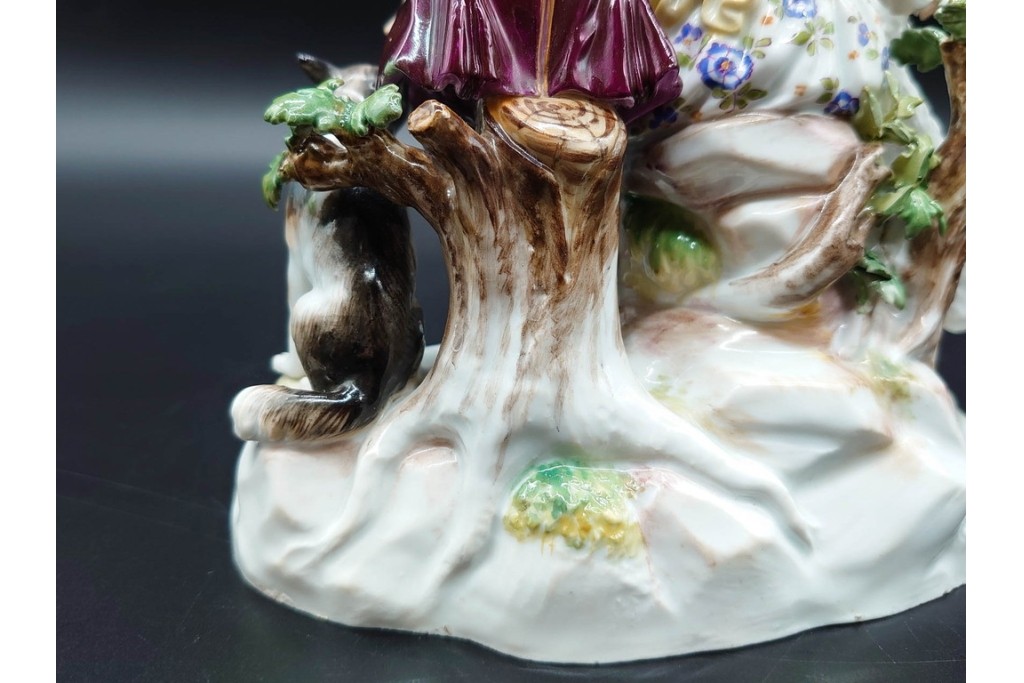 ドイツアンティーク　Meissen(マイセン)　羊飼いの男女と犬と羊(親子)を色鮮やかに表現したフィギュリン　(R-090976)