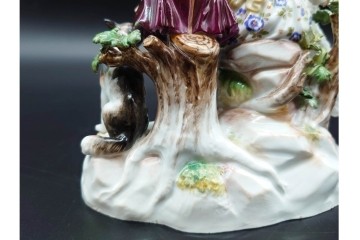 ドイツアンティーク　Meissen(マイセン)　羊飼いの男女と犬と羊(親子)を色鮮やかに表現したフィギュリン　(R-090976)