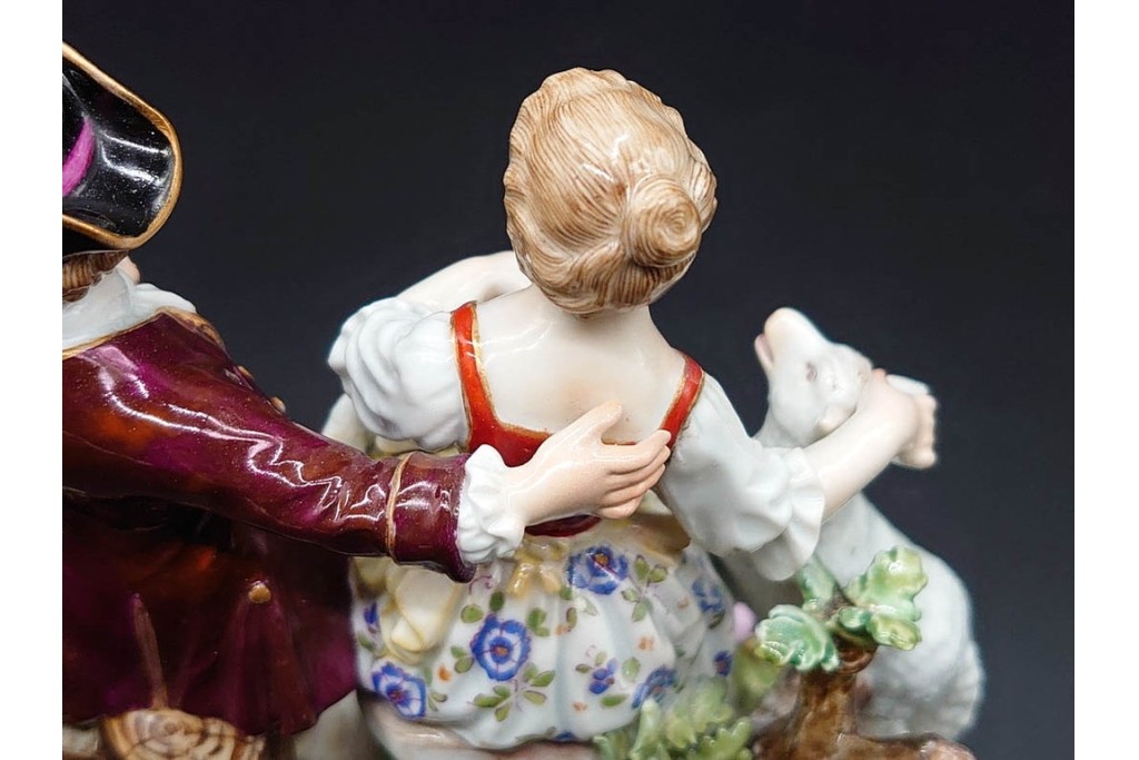 ドイツアンティーク　Meissen(マイセン)　羊飼いの男女と犬と羊(親子)を色鮮やかに表現したフィギュリン　(R-090976)