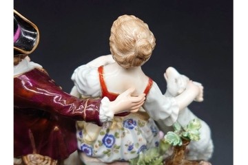 ドイツアンティーク　Meissen(マイセン)　羊飼いの男女と犬と羊(親子)を色鮮やかに表現したフィギュリン　(R-090976)