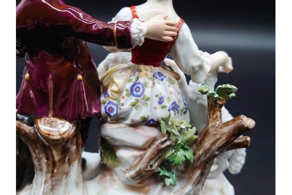 ドイツアンティーク　Meissen(マイセン)　羊飼いの男女と犬と羊(親子)を色鮮やかに表現したフィギュリン　(R-090976)