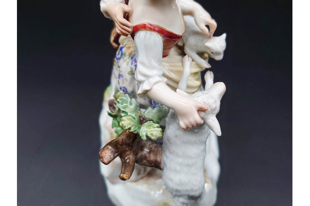 ドイツアンティーク　Meissen(マイセン)　羊飼いの男女と犬と羊(親子)を色鮮やかに表現したフィギュリン　(R-090976)