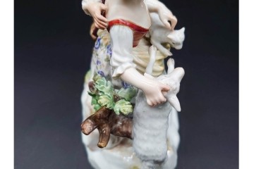 ドイツアンティーク　Meissen(マイセン)　羊飼いの男女と犬と羊(親子)を色鮮やかに表現したフィギュリン　(R-090976)