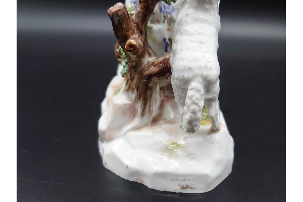 ドイツアンティーク　Meissen(マイセン)　羊飼いの男女と犬と羊(親子)を色鮮やかに表現したフィギュリン　(R-090976)