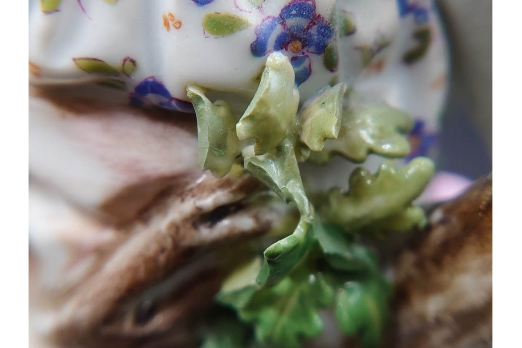 ドイツアンティーク　Meissen(マイセン)　羊飼いの男女と犬と羊(親子)を色鮮やかに表現したフィギュリン　(R-090976)