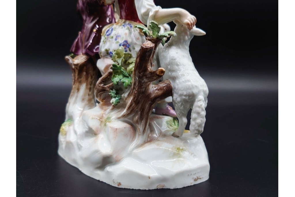 ドイツアンティーク　Meissen(マイセン)　羊飼いの男女と犬と羊(親子)を色鮮やかに表現したフィギュリン　(R-090976)