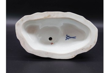 ドイツアンティーク　Meissen(マイセン)　羊飼いの男女と犬と羊(親子)を色鮮やかに表現したフィギュリン　(R-090976)