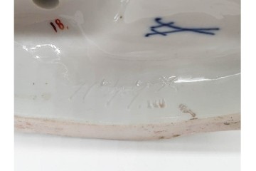 ドイツアンティーク　Meissen(マイセン)　羊飼いの男女と犬と羊(親子)を色鮮やかに表現したフィギュリン　(R-090976)