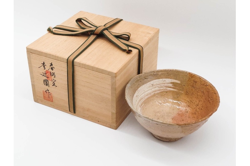 春湖窯　月波 李廷園作　片身替が味わい深い伊羅保茶碗　共箱付き　(R-090979)