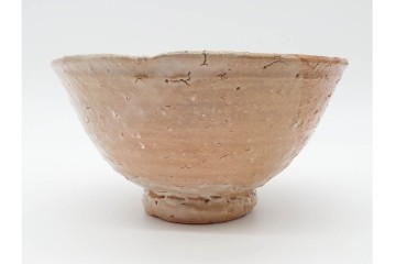 春湖窯　月波 李廷園作　片身替が味わい深い伊羅保茶碗　共箱付き　(R-090979)