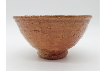 春湖窯　月波 李廷園作　片身替が味わい深い伊羅保茶碗　共箱付き　(R-090979)