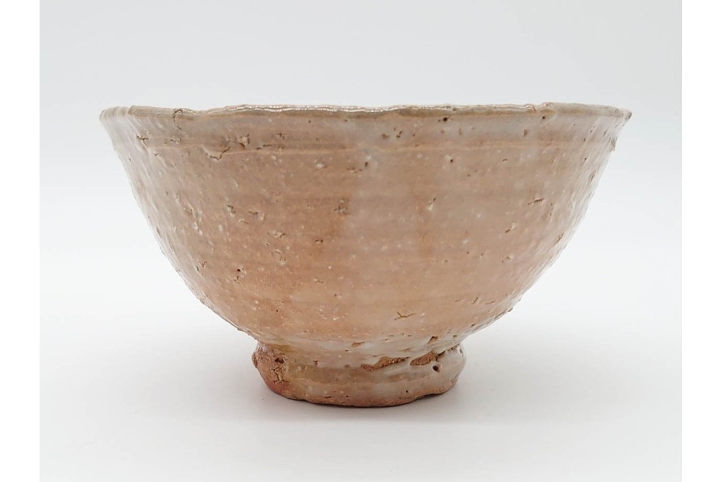 春湖窯　月波 李廷園作　片身替が味わい深い伊羅保茶碗　共箱付き　(R-090979)